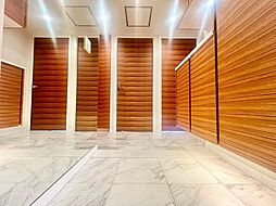 ただいまと叫びたくなるような玄関は毎日の行き帰りで使う空間。明るく迎えてくれるお部屋は嬉しいですね。