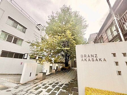 美しい植栽が上質な邸宅への期待感を高めながら、住まう方や訪れる方をエスコートします。