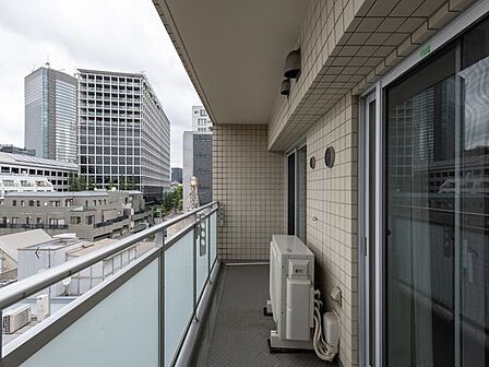 リビングに面した広々したバルコニーからは開放感と爽やかな風を感じていただけると思います。