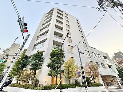外観：シンプルでスッキリとしたスタイリッシュな佇まい。家族の成長を見守り続け、美しい未来へ導いてくれます。