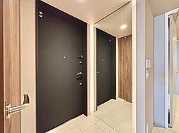 上質感漂うゆとりの広さの玄関スペース。安らぎに満ちた生活空間を予感させてくれます。