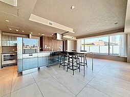 窓越しに射し込む自然光が風合い豊かな室内を照らし出し、落ち着きのある上品な空間を演出します。