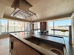 料理を楽しむキッチンスペース。使いやすさと心地よい暮らしを追及し、愛着を持って使い続けられる空間へ。