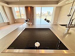 ガスコンロに比べて、サッと掃除ができるお手入れ簡単なIHクッキングヒーター。