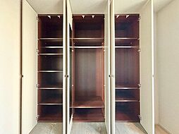 充分な収納スペースを確保。居室内に余計な家具を置く必要がないので、シンプルですっきりとした暮らし。