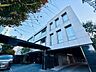 外観：美しいフォルムによって建てられた地上5階建レジデンス。品格ある穏やかな空間で深みのある暮らしを。