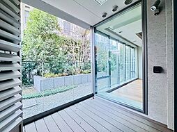 風になびく木々の緑を一望。ほっと一息つける癒しの空間。