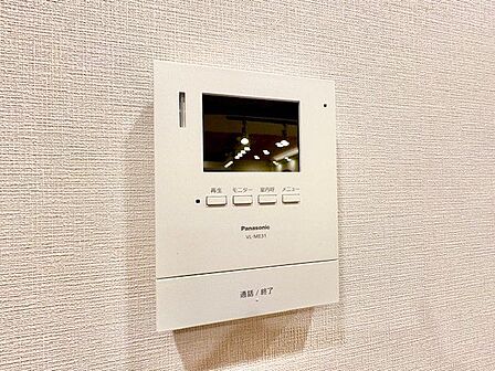 来訪者の確認ができるモニター付きインターホン完備。