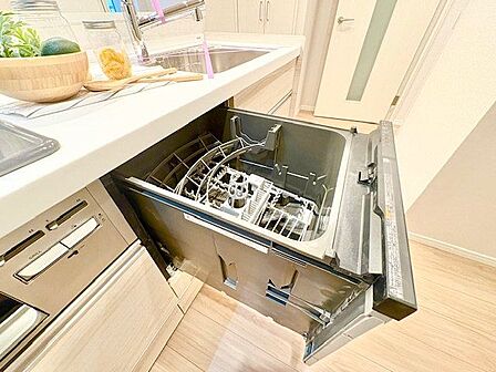 ビルトイン食洗機は、節水や節電機能も充実して家事の手助けをしてくれます。