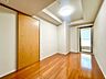 寝室：自然光が差し込む落ち着いた印象のお部屋。