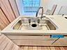 キッチン：キレイなお水がいつでも、安心して飲める浄水器内蔵型水栓付き。