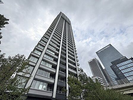 環境に調和した気品漂う外観。落ち着きのある上質な空間へといざないます。