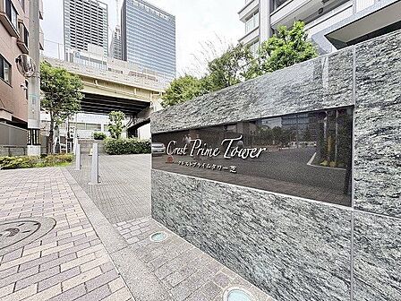 重厚感のあるマンション名プレートは、安らぎと癒やしの住まいへ帰宅するご家族様を温かく迎えてくれます。