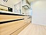キッチン：リビングダイニングを見渡せる対面キッチン。コミュニケーションがとりやすいオープンな空間です。