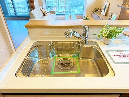 大きな調理器具や食器類もゆったり洗えるシンクです。