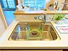 キッチン：大きな調理器具や食器類もゆったり洗えるシンクです。