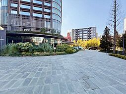 建物までのアプローチが住まう方や訪れる方を優雅に導く、品格が漂うエレガントな佇まい。