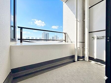 くつろぎの空間を演出するバルコニー。(空の加工を生成AIで行っています)