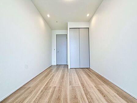住まう方自身でカスタマイズして頂けるように「シンプル」にデザインされた室内。