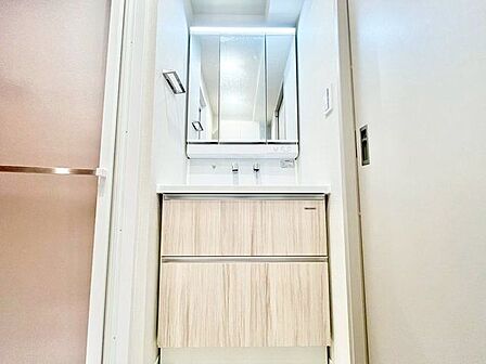 清潔感のある色合いのプライベート空間は、身だしなみチェックや肌のお手入れに最適です。