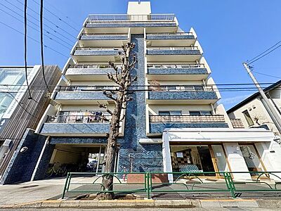 外観：住まう方々が歳月をかけて育んだ豊かな歴史を感じるマンション。気品溢れる佇まいが暮らしを素敵に変える。