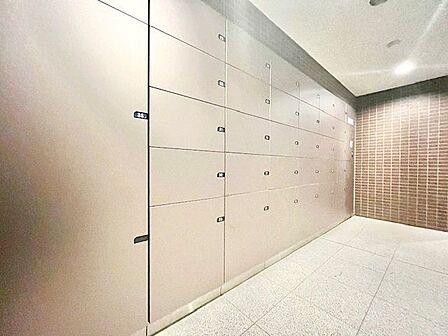 お仕事やお出かけで荷物が受け取れない時も大変便利な宅配ボックス完備。
