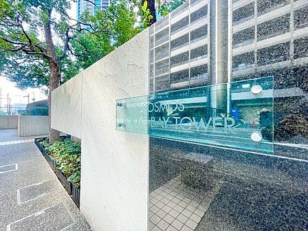 スタイリッシュなマンション名プレートは上質な住空間へ導きます。訪れるたび帰るたびに優しくおもてなし。