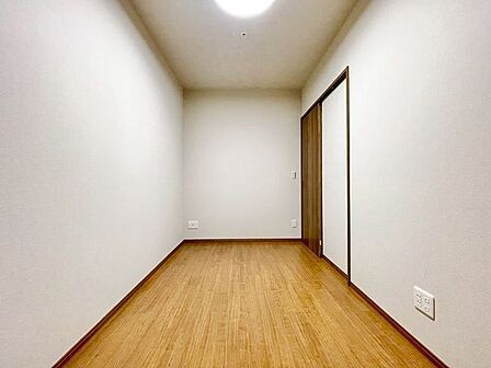 ナチュラルカラーのフローリングのお部屋は、温かみを感じさせリラックスをもたらす効果があります。