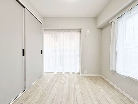 開口部が広く、たくさんの陽を取り入れます。窓を開ければ気持ちよい風が舞い込んできそうです。