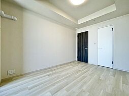 住まう方自身でカスタマイズして頂けるように「シンプル」にデザインされた室内。