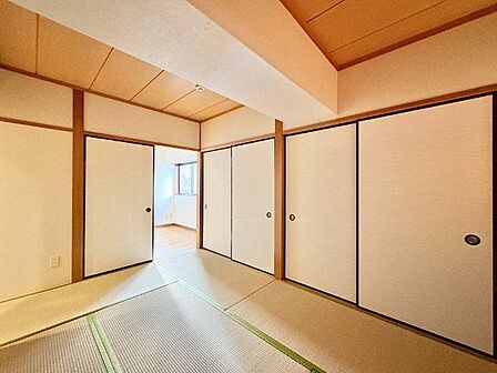 和室は心落ち着く空間。家族団らんや来客時の客間等々、多目的に活用出来る便利なスペースです。