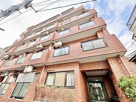 街並みに自然と馴染む色を基調とした外観は、温かみのある色合いが全体を包み、やさしい雰囲気を感じます。