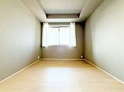 開口部が広くたくさんの陽を取り入れます。窓を開ければ気持ちよい風が舞い込んできて開放的な空間を演出。