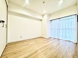 開口部が広くたくさんの陽を取り入れます。窓を開ければ気持ちよい風が舞い込んできて開放的な空間を演出。