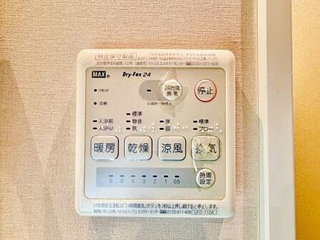 扇風機のような心地よい風で、むし暑さをすっきり解消。天気を気にせず、お洗濯もできて便利です。