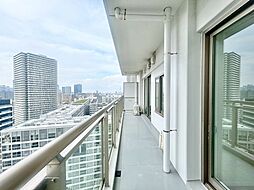 くつろぎの空間を演出する広々としたバルコニー。