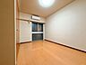 洋室：大きな窓からたっぷりと陽光が注がれる明るい空間。一日の疲れを癒してくれる洋室。時を忘れて過ごす空間。