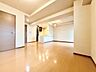 室内：光と風があふれる開放的なリビングダイニング。明るく穏やかな空気のなかで飲んだり、食べたり、笑ったり。