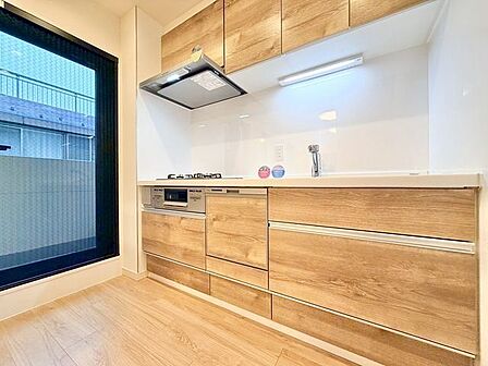 あると嬉しいキッチンの窓はお料理中も換気が出来て匂いがこもりません。光を取り込み明るい空間に。
