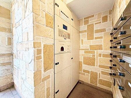 宅配ボックスがあるので、お仕事で忙しくても荷物が受け取れます。