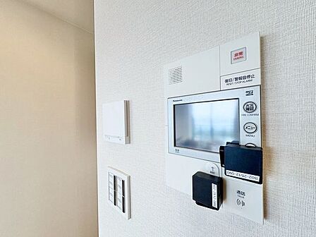 来訪者の確認ができるモニター付インターホン完備で安心。