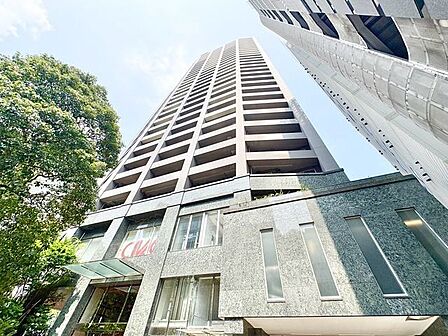 美しいフォルムによって建てられた地上32階建レジデンス。アクセスのよさも見逃せないポイントです。