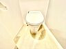 トイレ：トイレはシャープでシンプルなデザイン。毎日使う場所だからこそ、使い勝手を考慮しました。