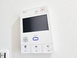 来訪者の確認ができるモニター付きインターホン完備。