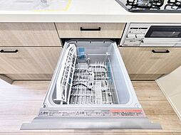 ビルトイン食洗機は、節水や節電機能も充実して家事の手助けをしてくれます。