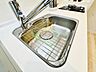 キッチン：大きな調理器具や食器類もゆったり洗えるシンクです。