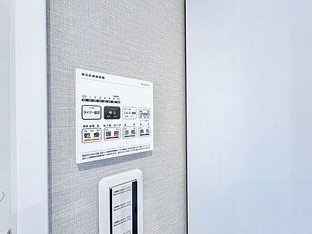 浴室内のカビ抑制や雨の日の衣類乾燥に便利な浴室乾燥機付。