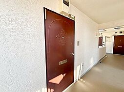 毎日出入りに使う玄関は外出する時は爽やかに、帰宅するときはホッとする落ち着いた空間へ。