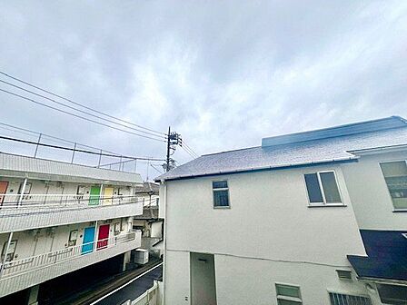 正面の建物とは距離が取れており、爽やかな風を感じていただけると思います。
