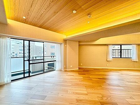 眩いばかりの陽の光が室内を満たしていきます。清らかで艶やかな時間をもたらしてくれる空間です。